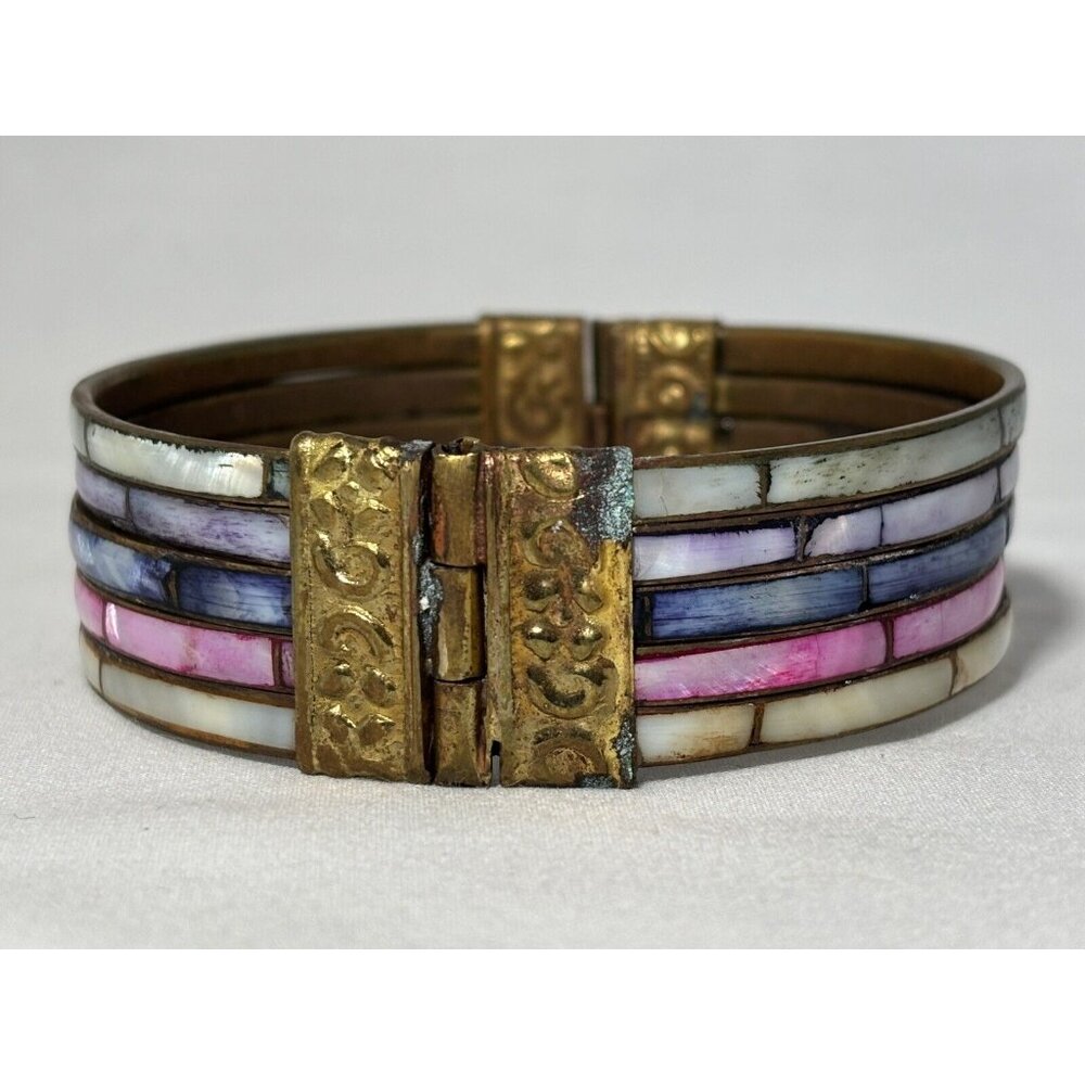 Vintage Dyed Mother of Pearl Inlay & Brass Bracelet w Unique Hinged Pin Closure - Picture 2 of 5